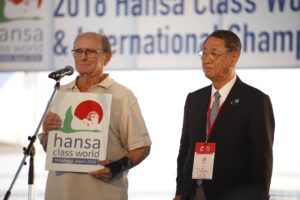 Chris Mitchell receiving momento of 2018 Hansa Worlds in Hiroshima